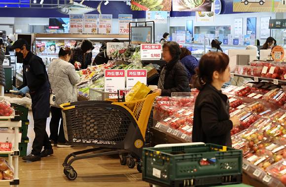 사진은 서울의 한 대형마트에서 시민들이 장을 보고 있는 모습. [사진=연합뉴스]