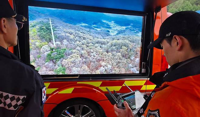 동물원 탈출 늑대를 찾아라  대전 오월드(동물원)에서 늑대 한 마리가 탈출한 가운데 9일 현장에 출동한 119 소방대원들이 열화상 카메라가 탑재된 드론을 활용해 늑대의 위치를 수색하고 있다. 지난 8일 탈출한 늑대는 지난 2024년에 태어난 생후 2년 된 수컷으로 무게는 약 30kg이며, 사파리에서 땅을 파고 탈출했다.김성태 객원기자