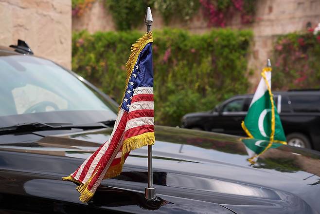 현지시간 11일 JD밴스 미국 부통령이 이란과의 협상에 앞서, 협상을 중재한 파키스탄의 셰바즈 샤리프 총리와 회담하는 가운데 밴스 부통령의 차량에 미국과 파키스탄의 국기가 걸려 있다. AP=연합뉴스