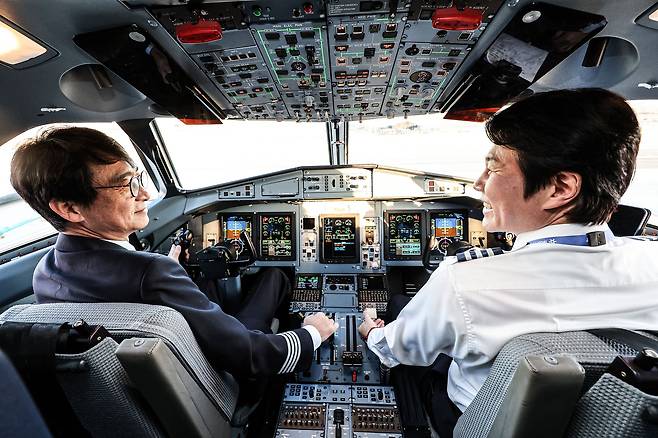 출발 전 조종석에 앉아 있는 권오현 기장(왼쪽)과 강채민 부기장. 조종석에 탑재된 첨단항공전자시스템은 5개의 액정 디스플레이를 활용해 운항 정보를 통합 제공하는 글래스 콕핏 시스템이다.