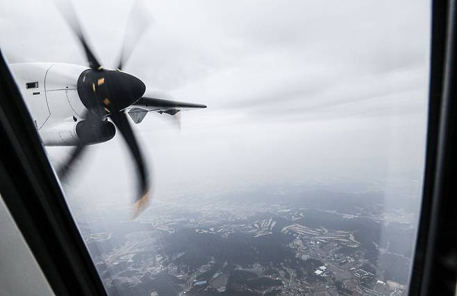 첫 취항 루트인 김포~사천의 경우 1만1000~2만 ft의 낮은 고도에서 운항이 가능해 창문을 통해 지상 경관 조망이 가능하며, 고익기(High-wing Aircraft) 특성상 동체 상단에 날개가 위치해 모든 좌석에서 막힘없는 시야를 제공한다.