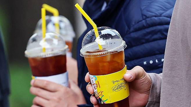 서울시내 한 거리에서 시민이 일회용컵을 사용하는 모습. 뉴스1