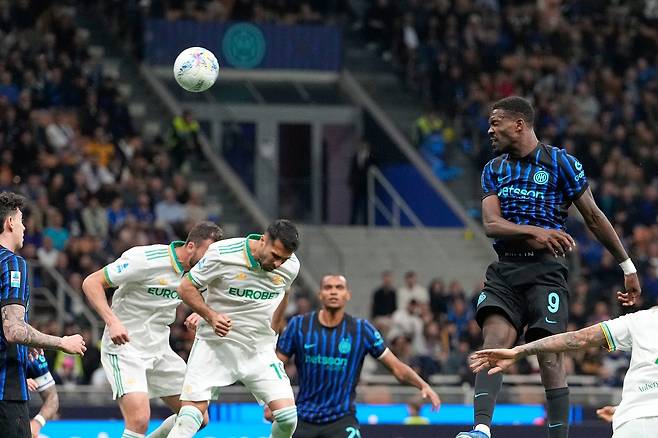 인테르 밀란의 마르쿠스 튀랑이 지난 5일 열린 AS로마전에서 헤딩골을 터뜨리고 있다. AP=연합뉴스