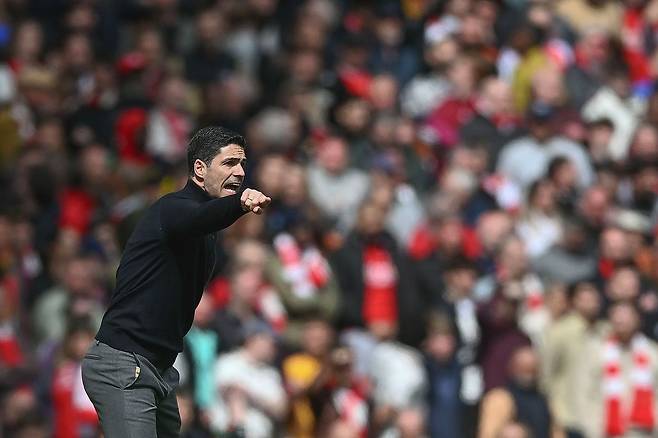 아스널의 미켈 아르테타 감독이 12일 열린 본머스전에서 선수들을 향해 작전을 지시하고 있다. 신화통신=연합뉴스