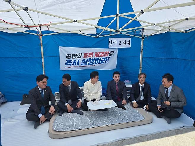 12일 오전 (왼쪽부터) 박해철, 김주영, 안호영, 박정, 유동수, 김태선 의원이 안 의원의 단식 농성장에 둘러앉아 있는 모습. 이찬규 기자