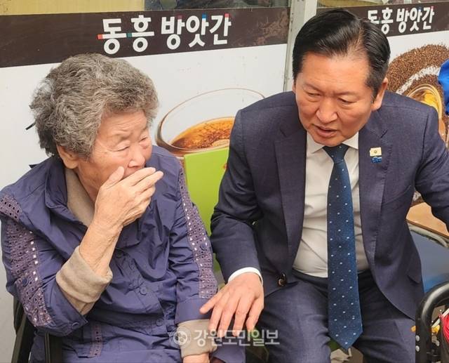 ▲ 정청래 더불어민주당 당대표가 12일 오전 ‘국민 곁으로! 현장 속으로’ 강원 민생현장 방문의 일환으로 인제 북면 원통전통시장을 찾아 민심 공략에 나섰다.  어르신과 이야기를 나누고 있다. 이동명 기자