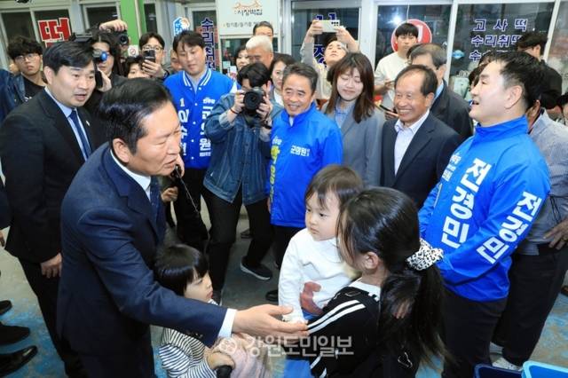 ▲ 정청래 더불어민주당 당대표가 12일 오전 ‘국민 곁으로! 현장 속으로’ 강원 민생현장 방문의 일환으로 인제 북면 원통전통시장을 찾아 민심 공략에 나섰다. 이동명 기자