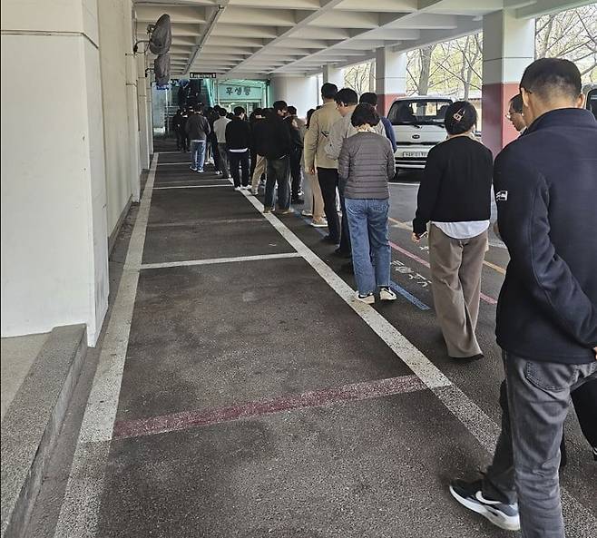 서울의 한 구내식당에서 점심을 해결하려는 직장인들이 100m 넘게 줄을 서 있다. 권용훈 기자