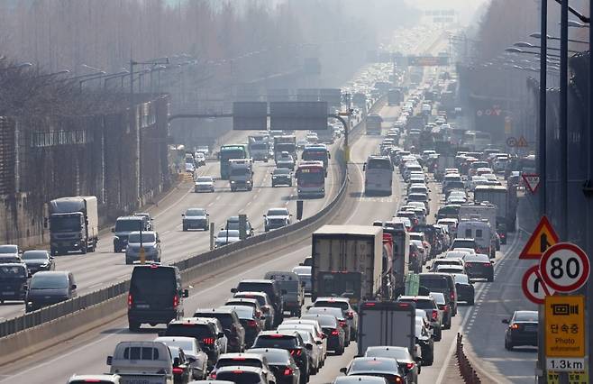 서울 서초구 경부고속도로 잠원IC 부근 하행선(오른쪽)이 차량으로 붐비고 있다. / 20240208 사진=한경 임대철 기자