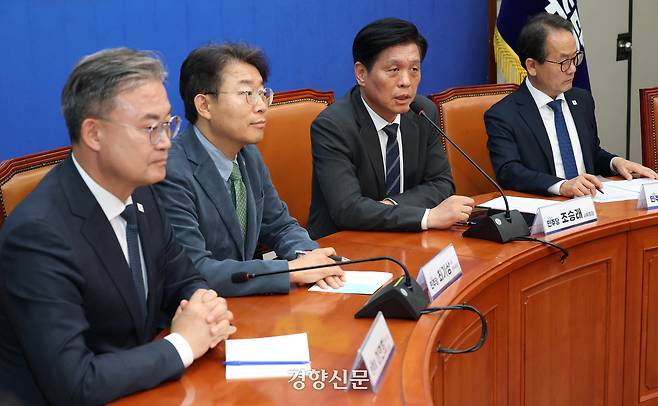 조승래 더불어민주당 사무총장(오른쪽에서 두번째)이 12일 국회에서 기자간담회를 열고 6·3 지방선거 공천 진행 상황 등을 설명하고 있다. 권도현 기자