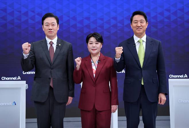 국민의힘 서울시장 경선 후보인 박수민 의원(왼쪽부터), 윤희숙 전 의원, 오세훈 서울시장이 10일 서울 종로구 채널A 스튜디오에서 열린 토론회에 참석해 사진을 촬영하고 있다. 연합뉴스