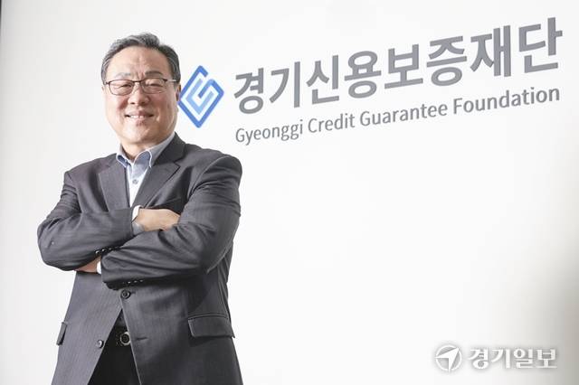 시석중 경기도신용보증재단 이사장이 경기일보와의 인터뷰에서 재단의 앞으로의 계획에 대해 밝히고 있다. 홍기웅기자