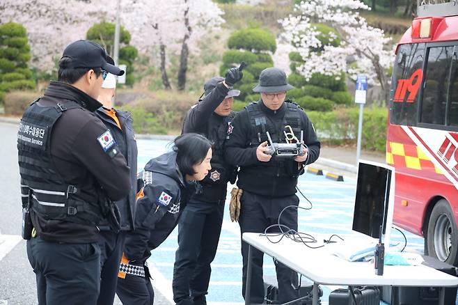 오월드 탈출 늑대 수색하는 소방대원들/사진=연합뉴스