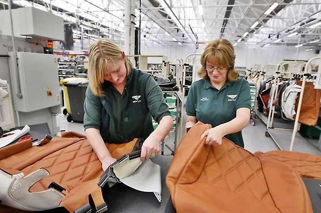 벤틀리 가죽시트 수작업 장면 [사진출처=벤틀리]