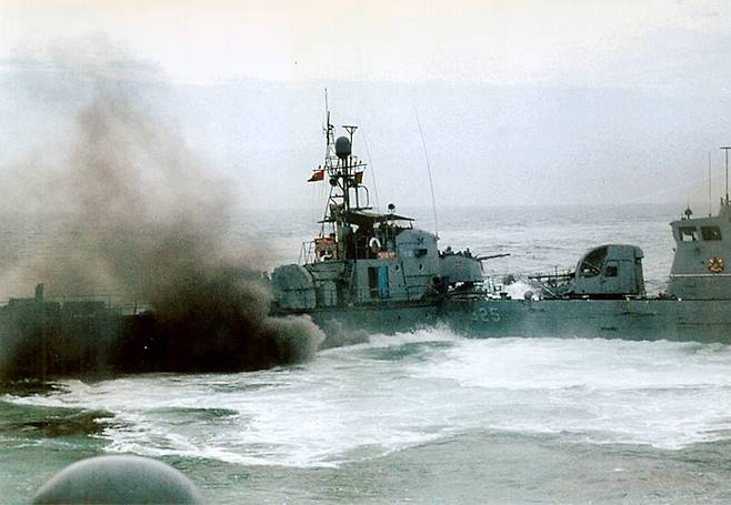 1999년 6월 15일 오전 연평도 인근 서해 북방한계선(NLL) 인접지역에서 발생한 제1연평해전에서 해군 고속정 참수리 325호정(오른쪽)이 북한 경비정과 충돌하고 있다. [사진=매경DB]