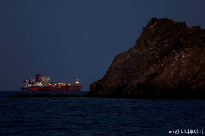 (로이터=뉴스1) 윤다정 기자 = 3월 10일(현지시간) 유조선 칼리스토호가 오만 무스카트 인근 해상에 정박해 있다. 이란은 7일 호르무즈 해협 인근 선박들에 혁명수비대 해군으로부터 통과 허가를 받지 않을 경우 격파할 것이라고 경고했다. 2026.03.10. ⓒ 로이터=뉴스1 Copyright (C) 뉴스1. All rights reserved. 무단 전재 및 재배포, AI학습 이용 금지.