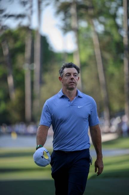 북아일랜드의 로리 매킬로이가 12일(한국시간) 미국 조지아주 오거스타의 오거스타 내셔널 골프클럽에서 열린 남자골프 메이저대회 마스터스 3라운드 16번 홀에서 티샷 후 이동하고 있다. 오거스타 내셔널 골프클럽 제공