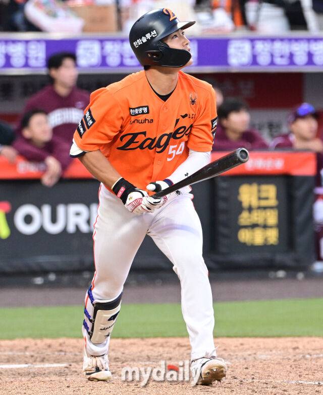 2026년 3월 28일 오후 대전 한화생명볼파크에서 열린 ‘2026 신한 SOL KBO리그' 개막전 키움 히어로즈와 한화 이글스의 경기. 한화 오재원이 연장 11회말 무사 1루서 우익수 플라이를 치고 있다./마이데일리