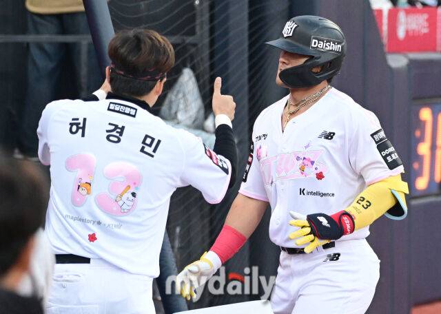 KT 허경민이 홈런치고 더그아웃으로 들어오는 안현민을 축하하고 있다 / 수원 = 유진형 기자 zolong@mydaily.co.kr