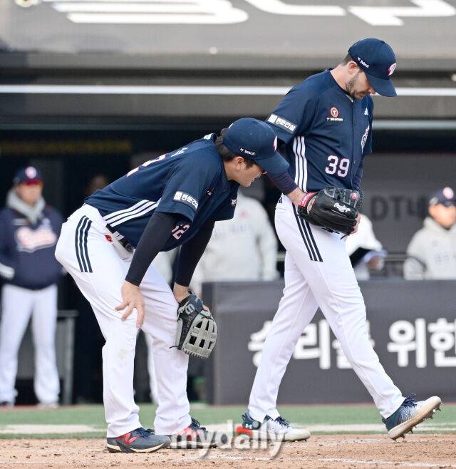 2026년 4월 11일 오후 경기도 수원KT위즈파크에서 열린 '2026 신한 SOL KBO리그' 두산 베어스와 KT 위즈의 경기. 두산 3루수 안재석이 3회말 무사 1루서 KT 이강민의 희생 번트 때 송구 실책을 한 뒤 허탈해하고 있다./마이데일리