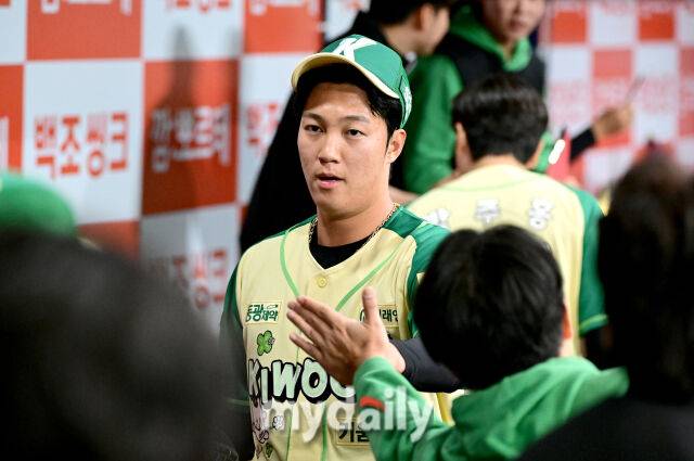 2026년 4월 12일 오후 서울 고척스카이돔에서 열린 '2026 신한 SOL KBO리그' 롯데 자이언츠와 키움 히어로즈의 경기. 키움 선발투수 안우진이 1회초 투구를 마친 뒤 동료들의 축하를 받고 있다./고척=유진형 기자 zolong@mydaily.co.kr