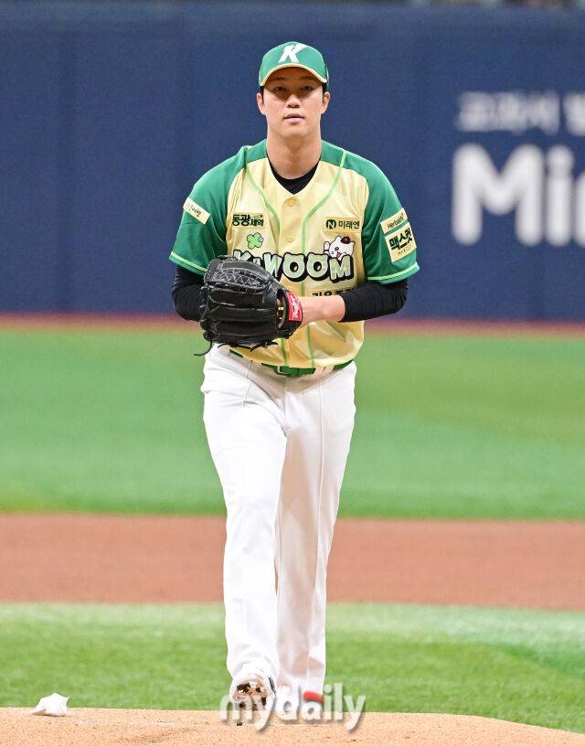 2026년 4월 12일 오후 서울 고척스카이돔에서 열린 '2026 신한 SOL KBO리그' 롯데 자이언츠와 키움 히어로즈의 경기. 키움 선발투수 안우진이 1회초 마운드에 오르고 있다./고척=유진형 기자 zolong@mydaily.co.kr