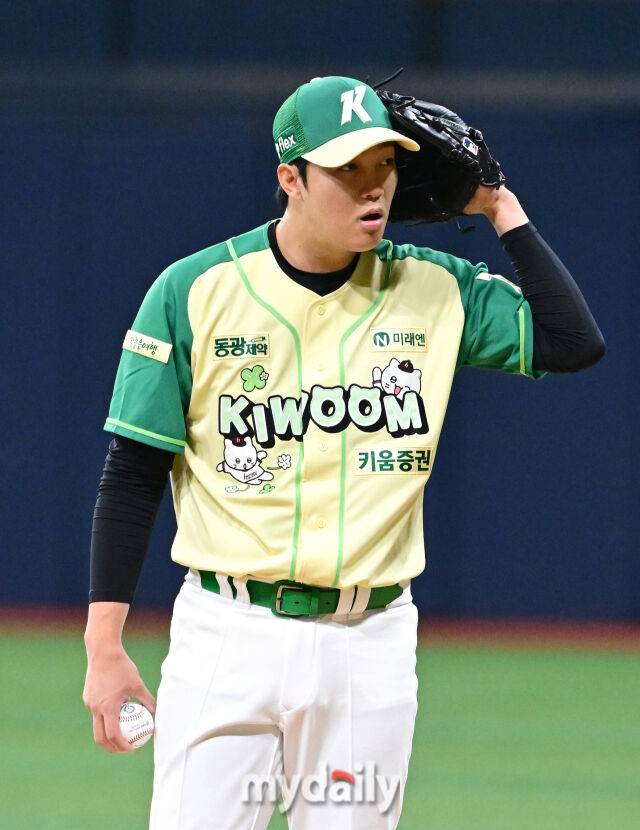 2026년 4월 12일 오후 서울 고척스카이돔에서 열린 '2026 신한 SOL KBO리그' 롯데 자이언츠와 키움 히어로즈의 경기. 키움 선발투수 안우진이 1회초 포수의 사인을 듣고 있다./고척=유진형 기자 zolong@mydaily.co.kr