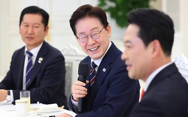 이재명(가운데) 대통령이 7일 청와대에서 열린 여야정 민생경제 협의체 회담에서 발언하고 있다. [연합]