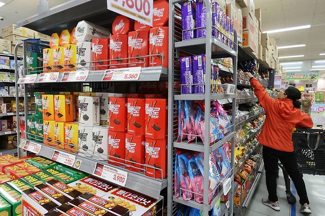 3일 서울 시내 대형마트에서 시민들이 과자를 고르고 있다.[연합]