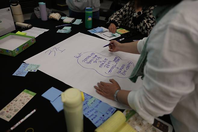 그린피스 ‘그린아젠다빌더스’ 캠페인에 참여한 시민이 정책 제안 아이디어를 적고 있다.[그린피스 제공]