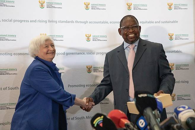 재닛 엘런 전 미국 재무장관과 악수하고 있는 에녹 고동과나 남아공 재무장관 [주남아공 미국 대사관 제공]