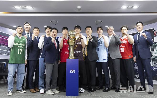 [서울=뉴시스] 김근수 기자 = 10일 서울 서초구 KBL센터에서 열린 2025-26 LG전자 프로농구 플레이오프 미디어데이에서 선수와 감독들이 기념촬영을 하고 있다. 왼쪽부터 DB 이선 알바노, 김주성 감독, KCC 이상민 감독, KCC 허웅, 정관장 유도훈 감독, 정관장 박지훈, LG 조상현 감독, LG 유기상, 소노 이정현, 소노 손창환 감독, SK 에디 다니엘 SK 전희철 감독. 2026.04.10. ks@newsis.com