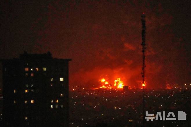 [테헤란=AP/뉴시스] 사징는 지난달 7일(현지 시간) 이란 테헤란의 석유 저장 시설에서 불길이 치솟고 있는 모습. 2026.03.08