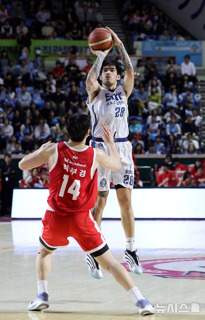 [서울=뉴시스] 홍효식 기자 = 12일 서울 송파구 잠실학생체육관에서 열린 2025-2026 프로농구 6강 플레이오프 1차전 서울 SK와 고양 소노의 경기, 소노 케빈 켐바오가 슛하고 있다. 2026.04.12. yesphoto@newsis.com