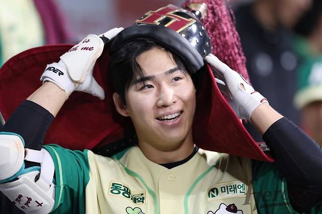 [서울=뉴시스] 프로야구 키움 히어로즈의 이주형이 12일 서울 고척스카이돔에서 열린 2026 신한 쏠 KBO리그 롯데 자이언츠전 1회 홈런을 친 뒤 동료들의 축하를 받고 있다. (사진=키움 히어로즈 제공) 2026.04.12.