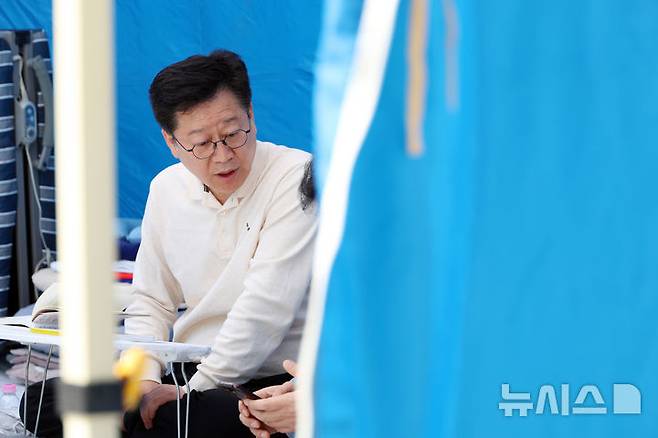 [서울=뉴시스] 고승민 기자 = 전북지사 경선에서 낙마한 안호영 더불어민주당 의원이 12일 이원택 전북지사 후보의 '식비 대납 의혹'과 관련 당 지도부를 향해 윤리감찰단의 재감찰을 촉구하며 국회에서 단식 농성을 하던 중 관계자와 대화하고 있다. 2026.04.12. kkssmm99@newsis.com