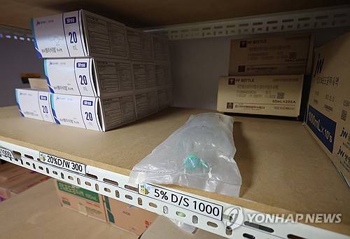 수액 수급 상황은? (서울=연합뉴스) 김성민 기자 = 중동 전쟁의 여파로 나프타 공급이 제한되며 수액 등 의료제품의 필름 포장재 가격이 오르자 정부가 대응에 나섰다. 식약처는 수액제 포장재, 주사기, 주사침 등 6개 품목의 생산·공급 상황을 집중적으로 관리할 계획이다.      7일 서울의 한 대형 병원에 수액이 보관돼 있다. 2026.4.7 ksm7976@yna.co.kr