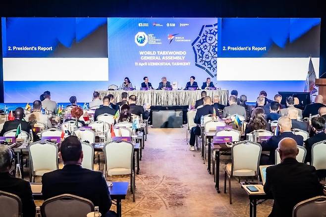 세계태권도연맹 위원들이 11일(현지시간) 우즈베키스탄 타슈켄트에서 열린 2026 정기총회에서 새 경기 규칙에 관해 의결하고 있다. 세계태권도연맹 제공