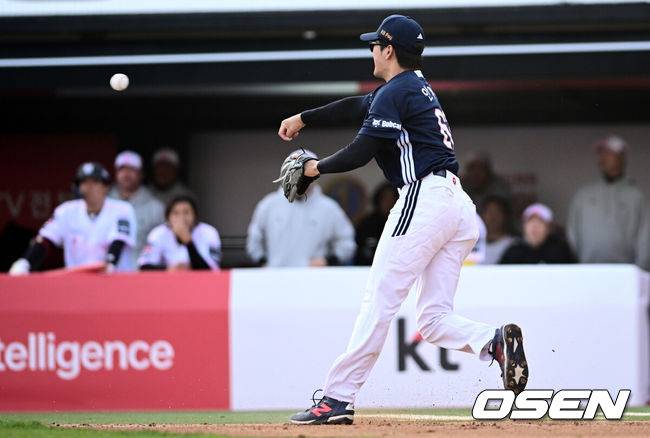 [OSEN=수원, 조은정 기자]11일 경기도 수원 KT위즈파크에서 2026 신한 SOL KBO리그 KT 위즈와 두산 베어스의 경기가 열렸다.이날 KT는 소형준, 두산은 잭로그를 선발투수로 내세웠다.3회말 무사 1루에서 두산 3루수 안재석이 KT 이강민의 번트에 송구실책을 범하고 있다. 2026.04.11 /cej@osen.co.kr
