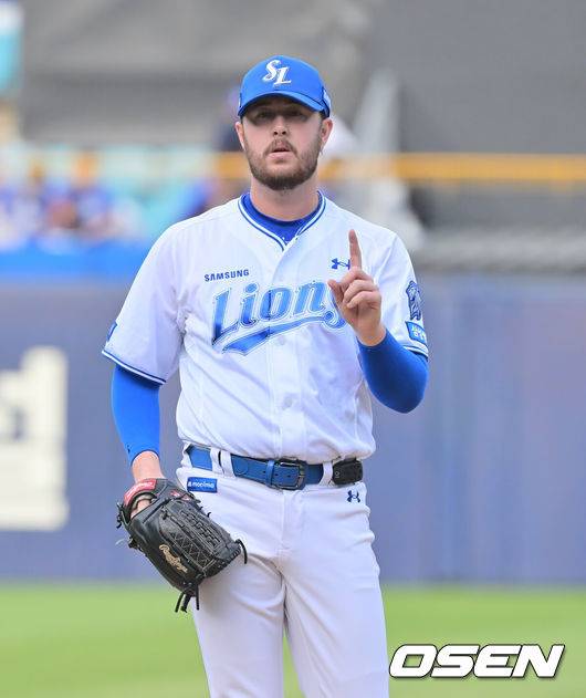 [OSEN=대구, 이석우 기자] 11일 대구삼성라이온즈파크에서 2026 신한 SOL KBO 리그 삼성 라이온즈와 NC 다이노스의 경기가 열렸다. 홈팀 삼성은 오러클린이, 방문팀 NC는 테일러가 선발 출전했다. 삼성 라이온즈 선발 투수 오러클린이 사인을 보내고 있다. 2026.04.11 / foto0307@osen.co.kr