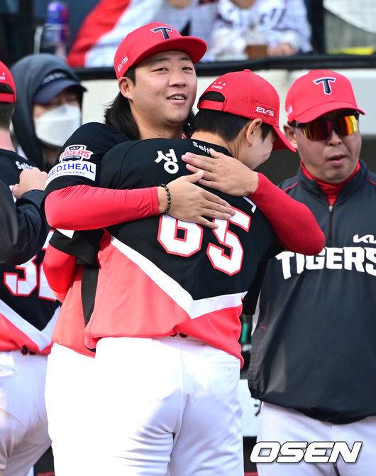 [OSEN=대전, 최규한 기자] 11일 대전 한화생명볼파크에서 ‘2026 신한 SOL KBO리그’ 한화 이글스와 KIA 타이거즈의 경기가 열렸다.홈팀 한화는 왕옌청, 방문팀 KIA는 이의리를 선발로 내세웠다. 8회말 2사 1, 2루 상황 한화 하주석을 외야 뜬공으로 이끌며 실점없이 이닝을 막아낸 KIA 투수 성영탁이 김범수와 인사를 나누고 있다. 2026.04.11 / dreamer@osen.co.kr