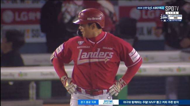 SSG 랜더스 김재환이 11일 잠실구장에서 열린  경기에서 3-4로 뒤진 9회 2아웃에서 홈런성 타구가 우측 펜스 바로 앞에서 잡히자 아쉬워하고 있다. / 티빙 제공