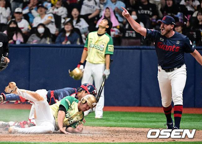 [OSEN=고척, 지형준 기자] 11일 서울 고척스카이돔에서 ‘2026 신한은행 SOL Bank KBO리그’ 키움 히어로즈와 롯데 자이언츠의 경기가 열렸다.이날 키움은 와일스, 롯데는 비슬리를 선발투수로 내세웠다.&nbsp;6회말 1사 만루에서 롯데 손성빈이 키움 이형종의 좌익수 플라이에 홈으로 내달린 브룩스를 태그아웃시키고 있다. 기뻐하는 롯데 비슬리. 2026.04.11&nbsp;/ jpnews@osen.co.kr