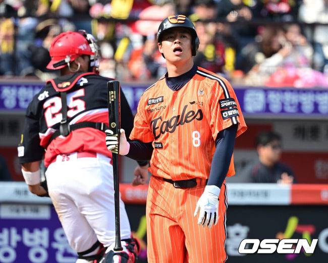 [OSEN=대전, 최규한 기자] 11일 대전 한화생명볼파크에서 ‘2026 신한 SOL KBO리그’ 한화 이글스와 KIA 타이거즈의 경기가 열렸다.홈팀 한화는 왕옌청, 방문팀 KIA는 이의리를 선발로 내세웠다. 6회말 1사 주자없는 상황 한화 노시환이 삼진으로 물러나며 아쉬워하고 있다. 2026.04.11 / dreamer@osen.co.kr