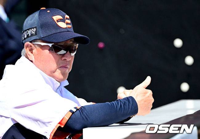 [OSEN=대전, 최규한 기자] 12일 대전 한화생명볼파크에서 ‘2026 신한 SOL KBO리그’ 한화 이글스와 KIA 타이거즈의 경기가 열린다.홈팀 한화는 잭 쿠싱, 방문팀 KIA는 애덤 올러를 선발로 내세운다. 경기를 앞두고 한화 김경문 감독이 선수들의 훈련을 주시하고 있다. 2026.04.12 / dreamer@osen.co.kr