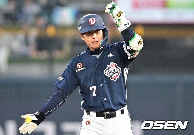 [OSEN=수원, 조은정 기자]11일 경기도 수원 KT위즈파크에서 2026 신한 SOL KBO리그 KT 위즈와 두산 베어스의 경기가 열렸다.이날 KT는 소형준, 두산은 잭로그를 선발투수로 내세웠다.7회초 2사 2루에서 두산 박찬호가 1타점 2루타를 날린 뒤 기뻐하고 있다. 2026.04.11 /cej@osen.co.kr