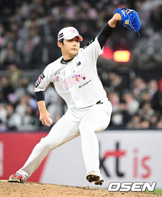 [OSEN=수원, 조은정 기자]11일 경기도 수원 KT위즈파크에서 2026 신한 SOL KBO리그 KT 위즈와 두산 베어스의 경기가 열렸다.이날 KT는 소형준, 두산은 잭로그를 선발투수로 내세웠다.8회초 무사 1,2루 KT 박영현이 역투하고 있다. 2026.04.11 /cej@osen.co.kr