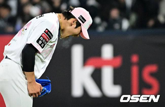 [OSEN=수원, 조은정 기자]마법사군단이 천신만고 끝 연패를 끊었다.&nbsp;KT 위즈는 11일 수원KT위즈파크에서 열린 2026 신한 SOL KBO리그 두산 베어스와의 시즌 2차전에서 6-4로 승리했다.&nbsp;9회초 2사에서 KT 박영현이 정수빈을 외야 플라이로 돌려세운 뒤 포효하고 있다. 2026.04.11 /cej@osen.co.kr
