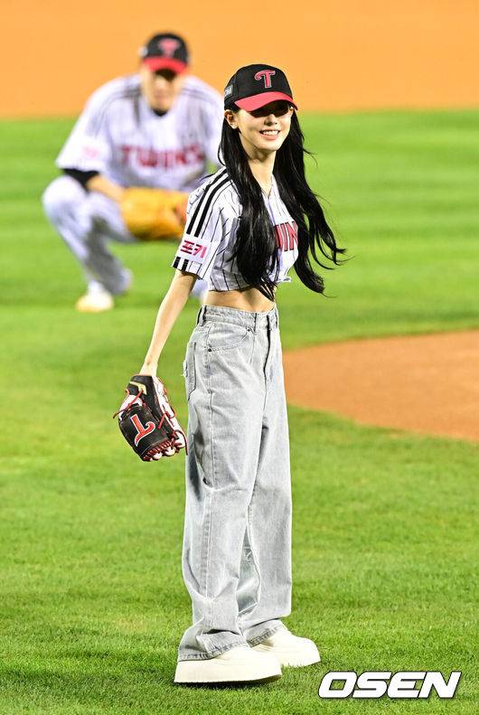 [OSEN=잠실, 지형준 기자] 11일 서울 잠실야구장에서 ‘2024 신한 SOL뱅크 KBO 포스트시즌’ 준플레이오프 5차전 LG 트윈스와 KT 위즈의 경기가 열렸다.LG는 임찬규, KT는 엄상백을 선발 투수로 내세웠다.경기에 앞서 (여자)아이들 미연이 시구를 하고 있다. 2024.10.11 / jpnews@osen.co.kr