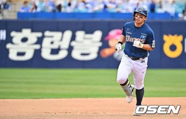 [OSEN=대구, 이석우 기자] 12일 대구삼성라이온즈파크에서 2026 신한 SOL KBO 리그 삼성 라이온즈와 NC 다이노스의 경기가 열렸다. 홈팀 삼성은 원태인이, 방문팀 NC는 토다가 선발 출전했다. NC 다이노스 오영수가 6회초 1사 우월 솔로 홈런을 치고 그라운드를 돌고 있다. 2026.04.12 / foto0307@osen.co.kr